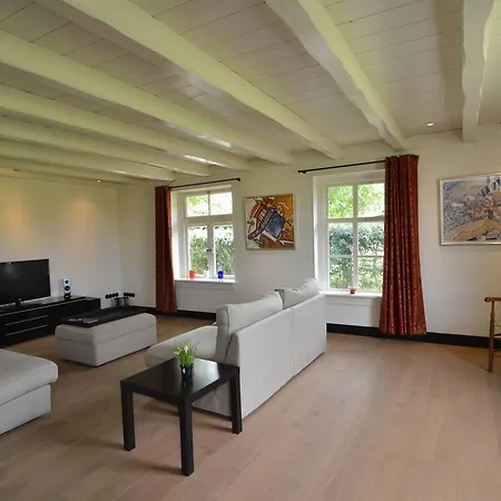 בית נופש Spacious Farmhouse In Geesteren Near Lake *