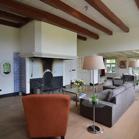Spacious Farmhouse In Geesteren Near Lake בית נופש *