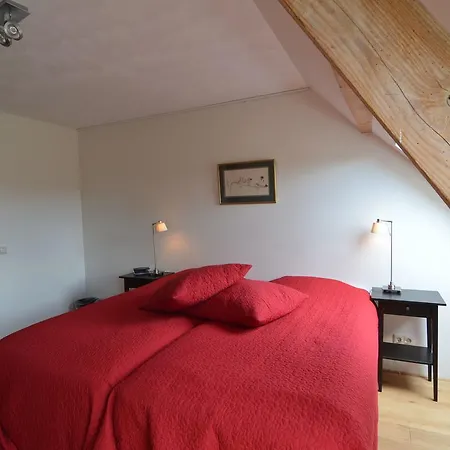 Spacious Farmhouse In Geesteren Near Lake בית נופש *